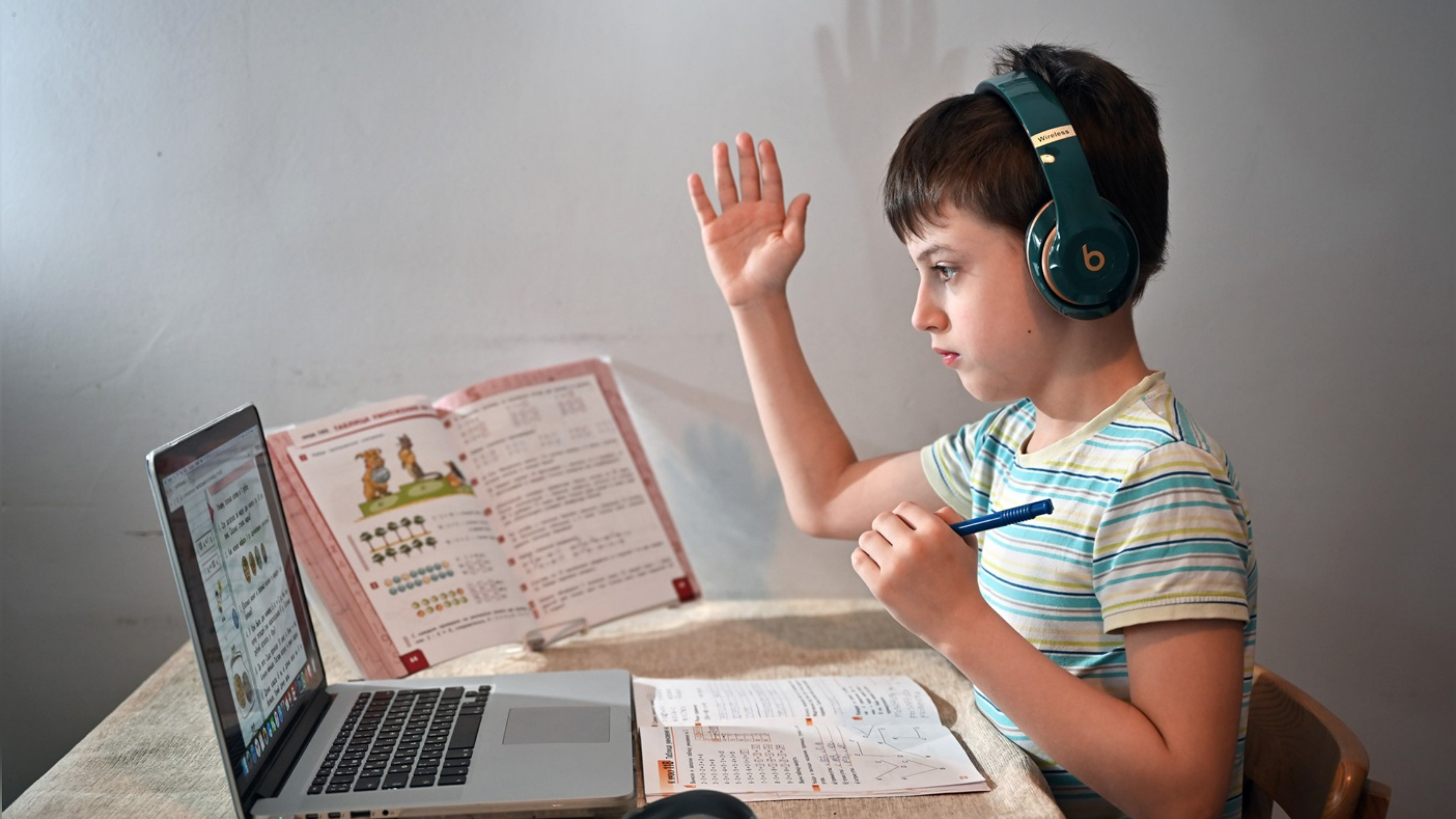 Будет ли дистанционное обучение в марте 2024. Школьник в интернете. Ученик за компьютером. Школьники на удаленке. Дети на дистанционке.