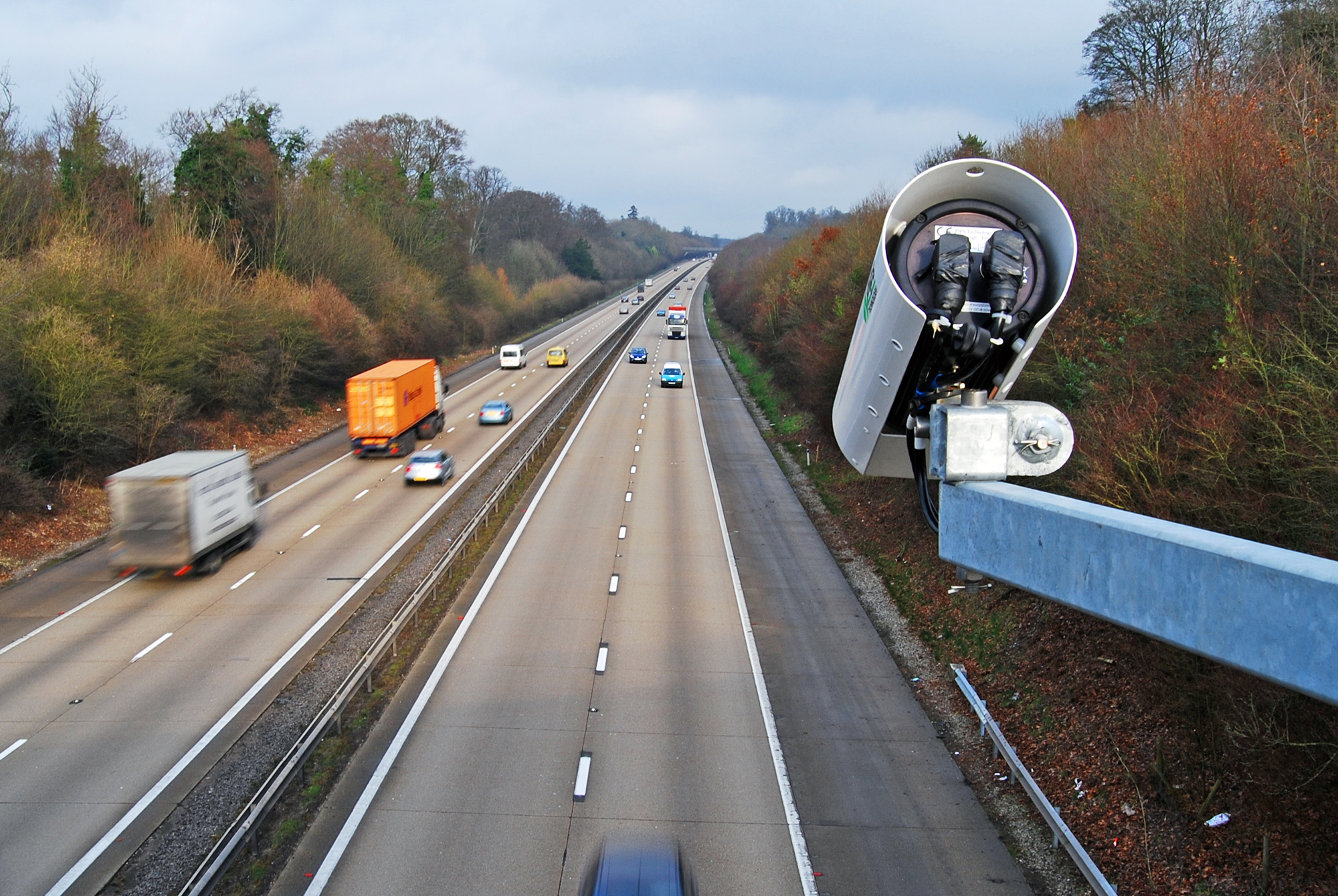Радар скорости автомобиля. Дорожные камеры видеонаблюдения. Камеры наблюдения на дорогах. Камеры на трассе. Камера контроля скорости.